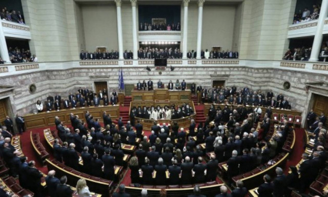 Ορκίστηκαν οι 300 της Βουλής