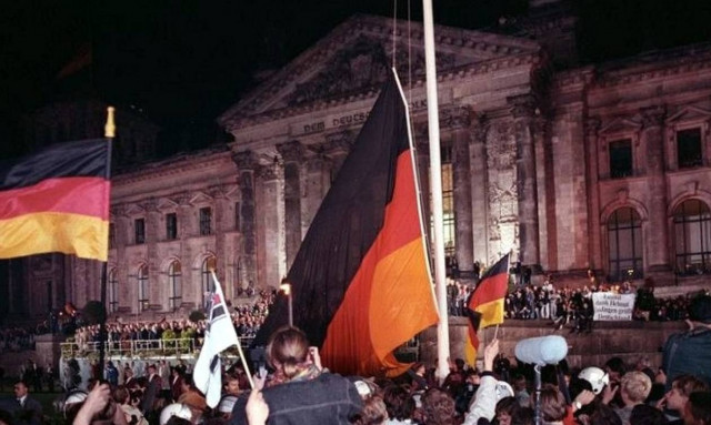 «Η επανένωση της Γερμανίας να γίνει οδηγός για την αντιμετώπιση της προσφυγικής κρίσης»