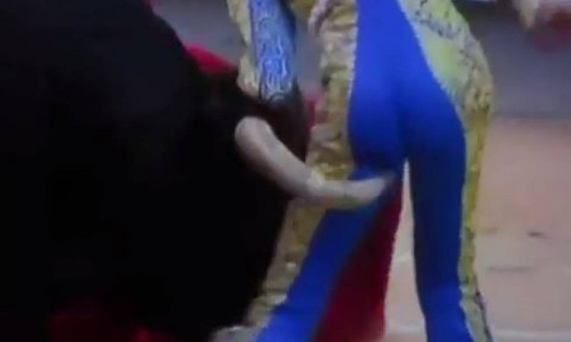 Όταν δεν σέβεσαι τον ταύρο, σε σηκώνει στον αέρα (vid)