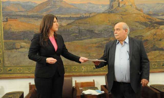 Καρφώματα και μάχη για ... δικαίωση στην παράδοση - παραλαβή της Βουλής