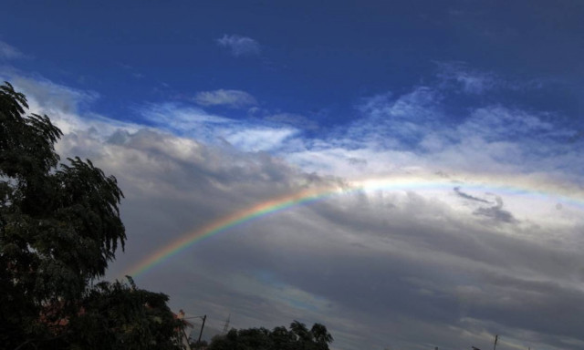Με συννεφιά και τοπικές βροχές ο καιρός της Δευτέρας (pics)