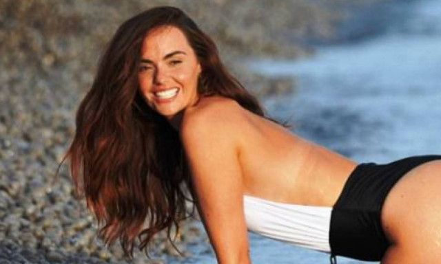 Έσκυψε στα τέσσερα η κοκκινομάλλα (photos)