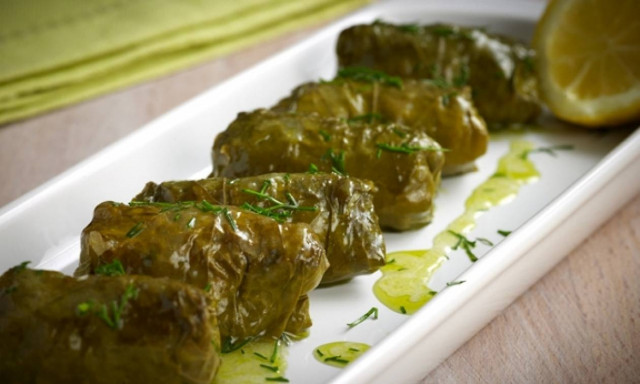 Θεσσαλονίκη: Αμερικανοί φοιτητές διδάσκονται πώς να φτιάχνουν… ντολμαδάκια!