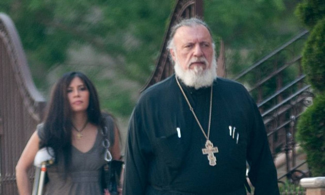 «Τέκνο μου έλα να κάνουμε ένα sex tape» - Ροζ σκάνδαλο με Έλληνα ορθόδοξο ιερέα