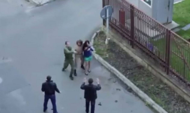 Στρατιώτης ήρωας σώζει θύμα απαγωγής. Δεν φαντάζεστε ωστόσο τη συνέχεια! (video)