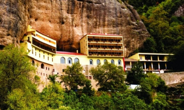 Καλάβρυτα: Ρουμάνοι έκλεψαν ιερό λειψάνου από τη μονή Μεγάλου Σπηλαίου