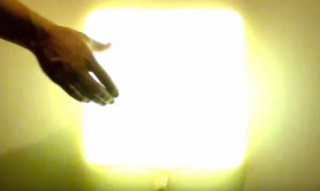 Φωτιστικό… οπίσθια! Φαντάζεστε πώς ανάβει; (video)