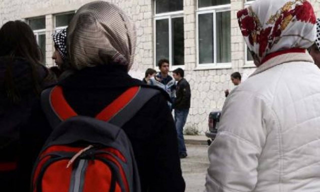 DW: Τουρκοκυπριακή «εξέγερση» κατά της μαντίλας στα σχολεία - «Άγκυρα, βγάλε τα χέρια σου από εμάς»