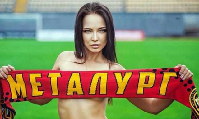 Εκρηκτική οπαδός τα… πέταξε όλα για την ομάδα της! (photos)