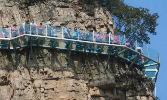 Πανικός στα 1.000 μέτρα: Γυάλινο μονοπάτι ράγισε κάτω από τα πόδια τουριστών (photos)