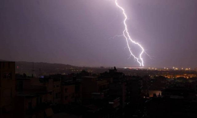 Συνεχίζεται η κακοκαιρία την Πέμπτη – Δείτε πού θα σημειωθούν βροχές και καταιγίδες (pics)