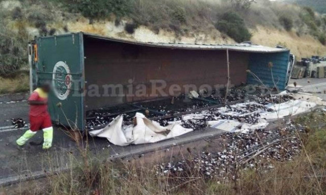 Φθιώτιδα: Ανατροπή νταλίκας στον παράδρομο Προσκυνά - Μαλεσίνα (pics)