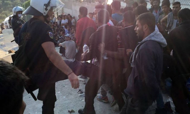 Λέσβος: Κατεπείγουσα ΕΔΕ για τον αστυνομικό που φαίνεται σε φωτογραφίες να κλωτσάει πρόσφυγες