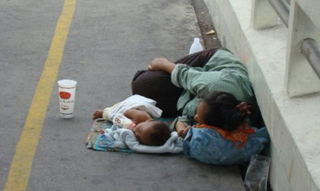 Στήριξη σε μονογονεϊκές οικογένειες από την Παπαστράτος