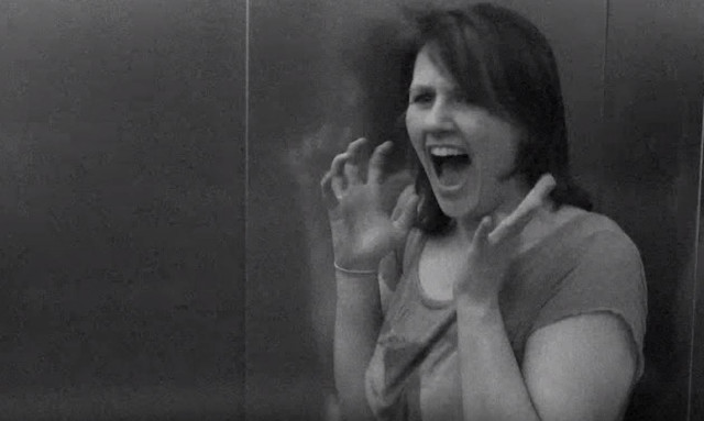 Πανικός στο ασανσέρ: Αράχνη μετακινείται από το tablet στον πραγματικό κόσμο (vid)