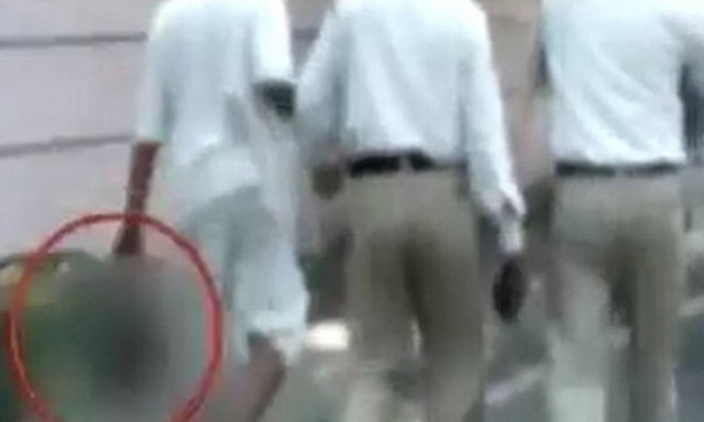 Σοκ στην Ινδία: Κυκλοφορούσε με το κομμένο κεφάλι της γυναίκας του στην αγορά (video)