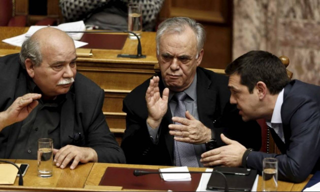 Ο Βούτσης, ο Τσίπρας, το φόρεμα της Κεφαλογιάννη και το SMS του Δραγασάκη