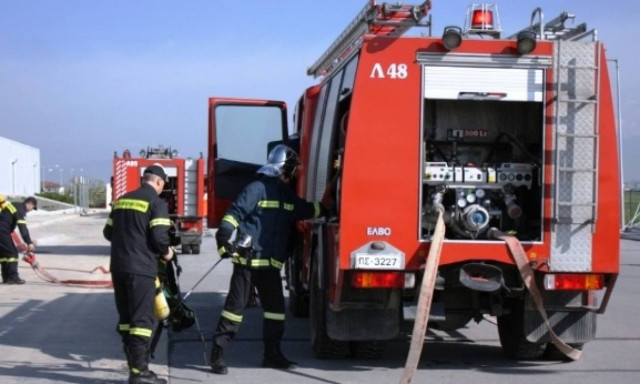 Πυρκαγιά ξέσπασε σε φορτηγίδα στο Πέραμα