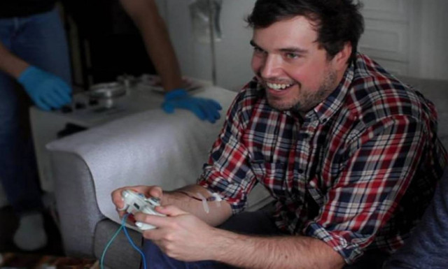 Η απόλυτη τρέλα: Δείτε το χειριστήριο που σου... ρουφά το αίμα όταν χάνεις! (video)