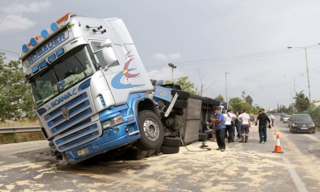 Κυκλοφοριακό «έμφραγμα» στην Αθηνών - Λαμίας λόγω τροχαίου με νταλίκα (photos)