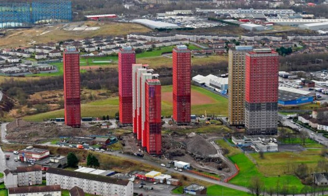 Συγκρότημα κατοικιών καταρρέει σαν χαρτόκουτο! (video)