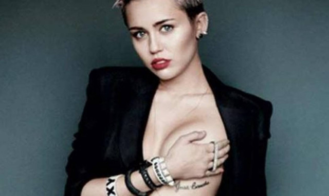 Η Μάιλι Σάιρους γυμνή μπροστά στο κοινό