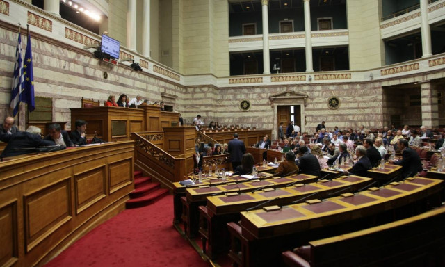 Σε τεντωμένο σχοινί η κυβέρνηση για φάρμακα, ΕΝΦΙΑ, ασφαλιστικό και φόρους