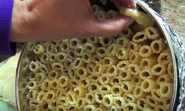 Τοποθετεί έτσι τα ζυμαρικά σε μια κατσαρόλα - Το αποτέλεσμα θα σας κάνει να το δοκιμάσετε