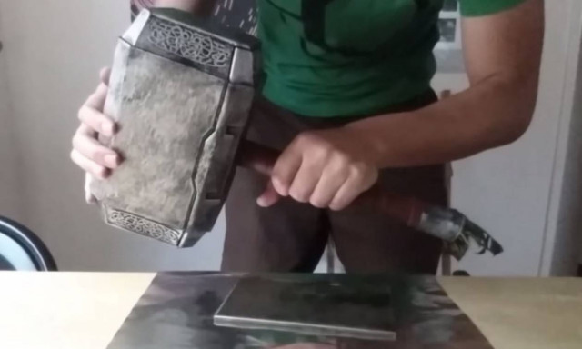 Έφτιαξε το σφυρί του Θορ και -κυριολεκτικά- είναι ο μόνος που μπορεί να το σηκώσει (vid)