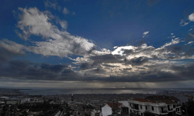 Με συννεφιά και τοπικές βροχές ο καιρός της Πέμπτης (pics)