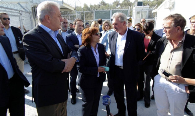 «Επίσημη πρώτη» για τα hot spots της Λέσβου παρουσία Αβραμόπουλου (pics)