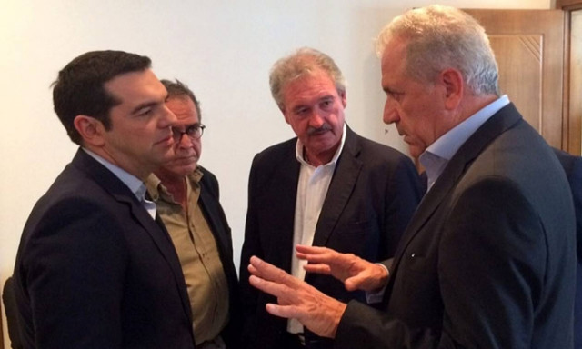 Σύντομο τετ-α-τετ Τσίπρα με Αβραμόπουλο στο αεροδρόμιο της Ελευσίνας