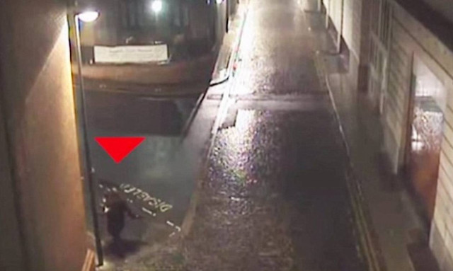 Σοκαριστικό βίντεο: Βιαστής κουβαλάει 24χρονη λίγο πριν της επιτεθεί