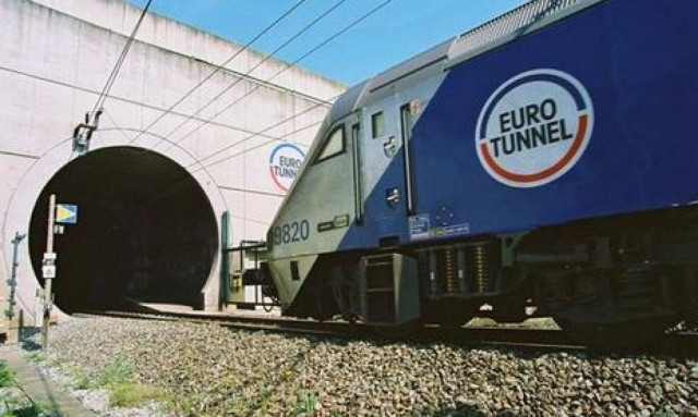 Μάγχη: Τραγωδία με θύμα πρόσφυγα που παρασύρθηκε από αμαξοστοιχία