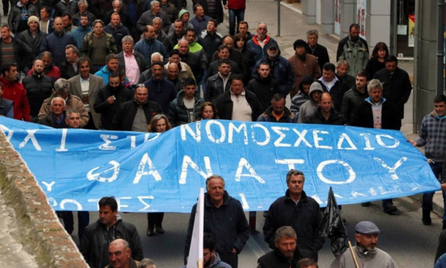 «Ζεσταίνουν» τα τρακτέρ τους οι αγρότες - Ετοιμάζουν μπλόκα κατά των νέων μέτρων
