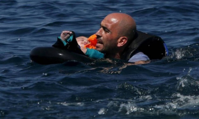 «Οι τρεις γιαγιάδες της Λέσβου»: Η συγκλονιστική φωτογραφία που «γονάτισε» το ελληνικό Facebook!