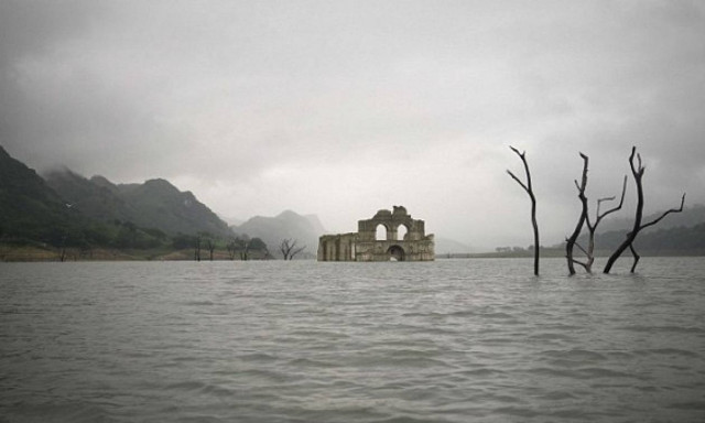 Αναστάτωση στο Μεξικό: Εκκλησία αναδύεται από το βυθό…(photos)