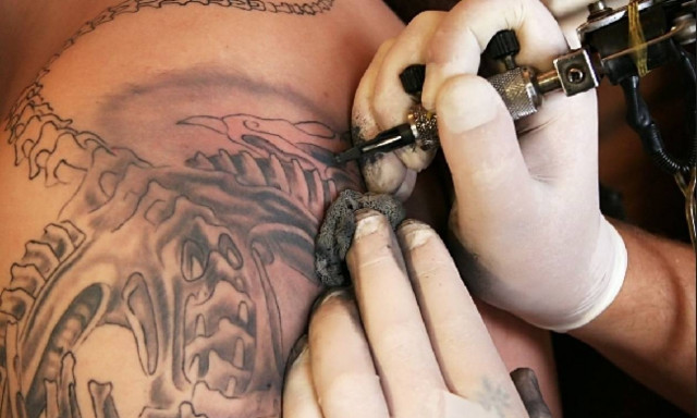 Τα νέα laser σβήνουν καλύτερα τα τατουάζ