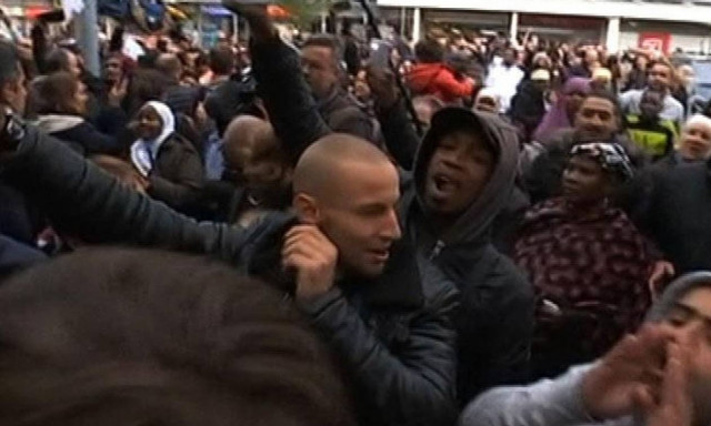 Αποδοκιμάστηκε έντονα ο Ολάντ σε επίσκεψή του σε προάστιο του Παρισιού (vid)