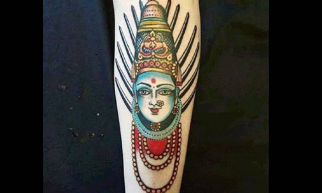 Γι΄ αυτό το τατουάζ Ινδοί απείλησαν να γδάρουν ζωντανό έναν τουρίστα (video)