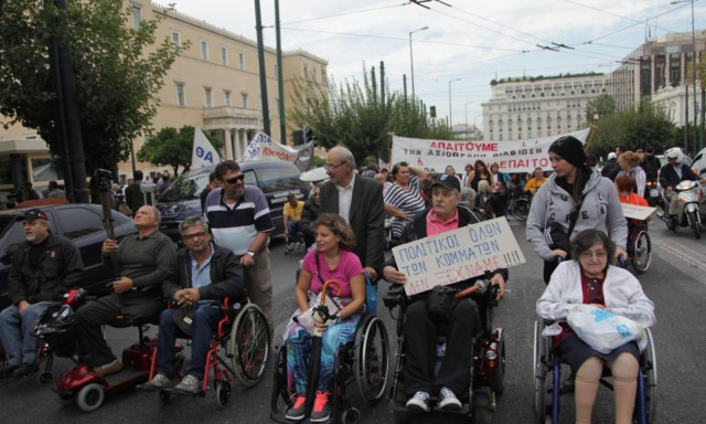 Συγκέντρωση έξω από τη Βουλή πραγματοποιούν άτομα με αναπηρία (photos)