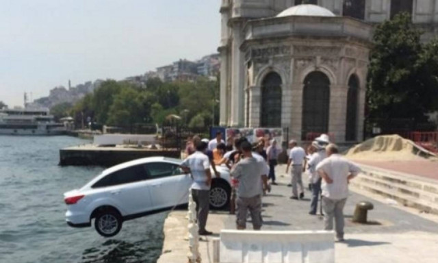 Δείτε τι έκαναν για να μην πέσει το αυτοκίνητο τουρίστα στη θάλασσα (video)