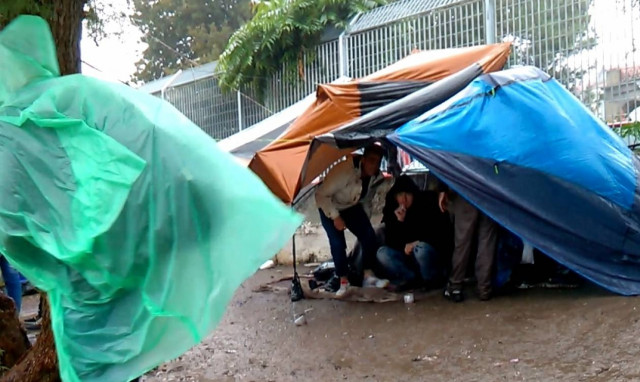 Λέσβος: Χιλιάδες μετανάστες ψάχνουν στέγαστρο για να προστατευθούν από τις βροχές (pics)