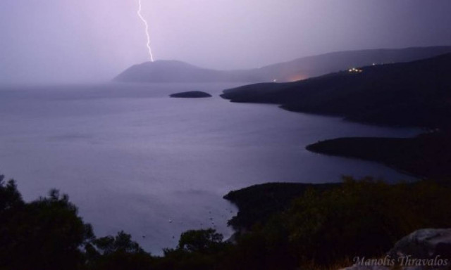 Εικόνες που κόβουν την ανάσα: Η στιγμή που ηλεκτρική καταιγίδα «χτυπά» τη Σάμο (pics+vid)