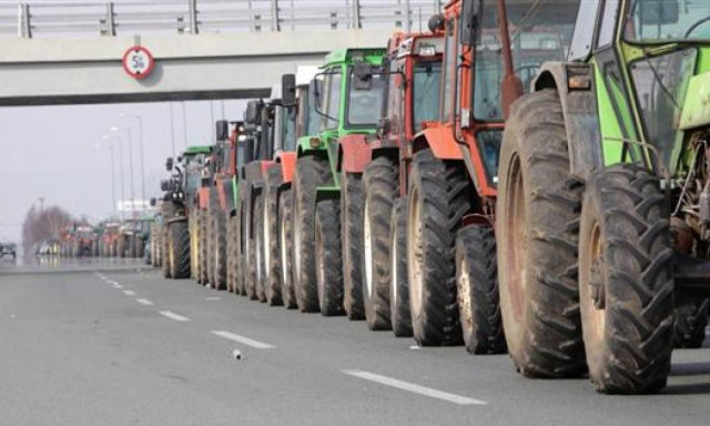 Στα «κάγκελα» οι αγρότες: «Μπλόκο» στον κόμβο της Κουλούρας Ημαθίας