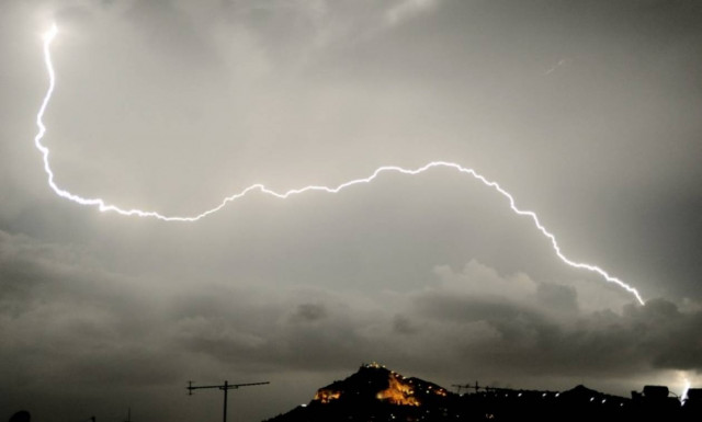 Κακοκαιρία: Πού παρατηρούνται προβλήματα στην Αττική – Εγκλωβίστηκαν σε αυτοκίνητο δύο άτομα