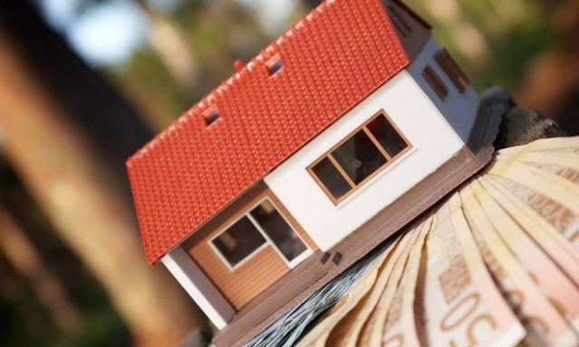 Για ένα κομμάτι ψωμί θέλουν να πάρουν τα σπίτια των Ελλήνων