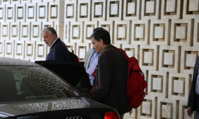 Σε εξέλιξη η συνάντηση Σταθάκη - Τσακαλώτου - θεσμών