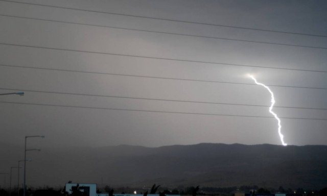 Με ακραία καιρικά φαινόμενα και νέα πτώση της θερμοκρασίας ο καιρός της Παρασκευής (pics)