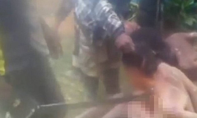 Ανατριχιαστικό! Έγδυσαν, έδεσαν και έκαψαν τέσσερις «μάγισσες» (video)